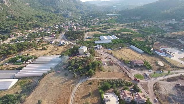 村里的温室和田地视频素材