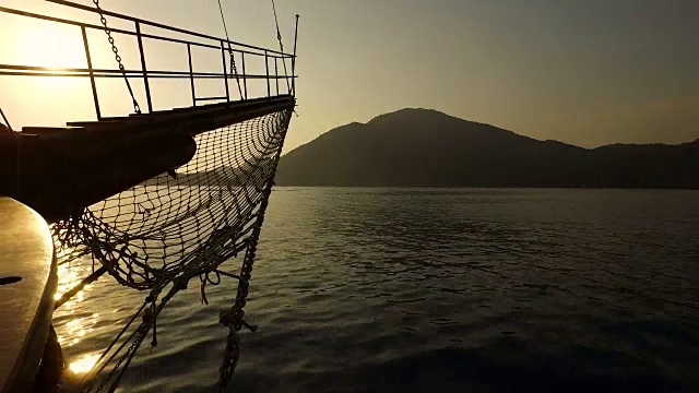 游艇在风平浪静的日子首航视频素材