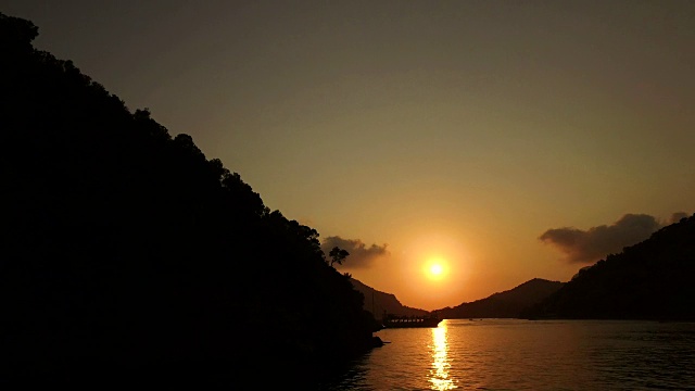 太阳落在海岸岬角上视频素材