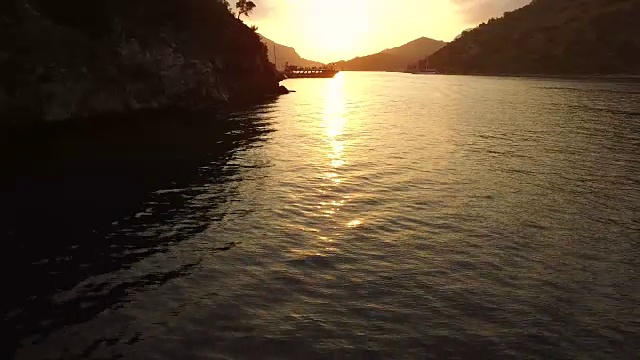 太阳落在海岸岬角上视频素材