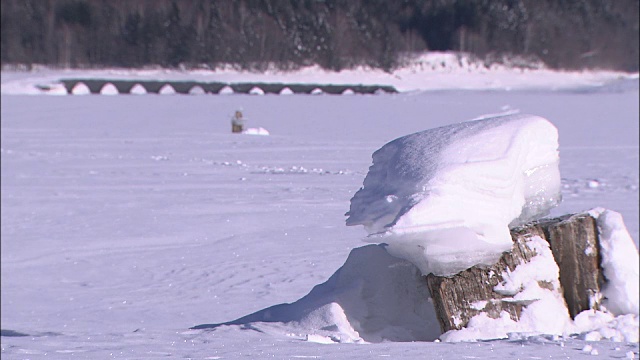 努卡比拉湖大坝上被冰雪覆盖的“冰蘑菇”视频素材