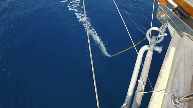 游艇在风平浪静的日子首航视频素材