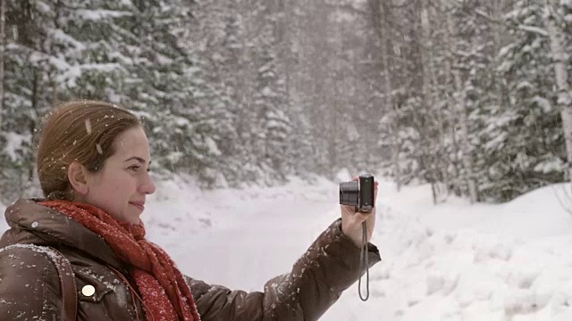 女孩在雪下自拍视频素材