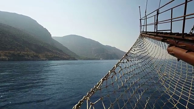 游艇在风平浪静的日子首航视频素材