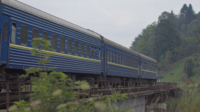 旅客列车通过那座横跨山河的桥视频素材