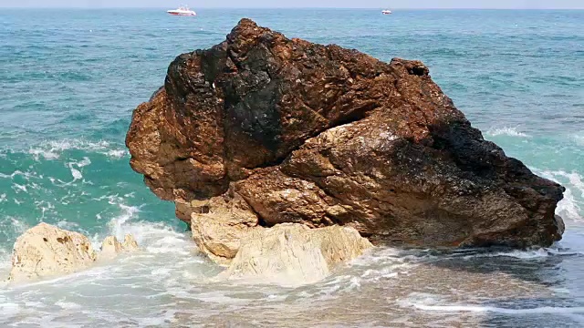 地中海的海浪拍打着一块大石头视频下载