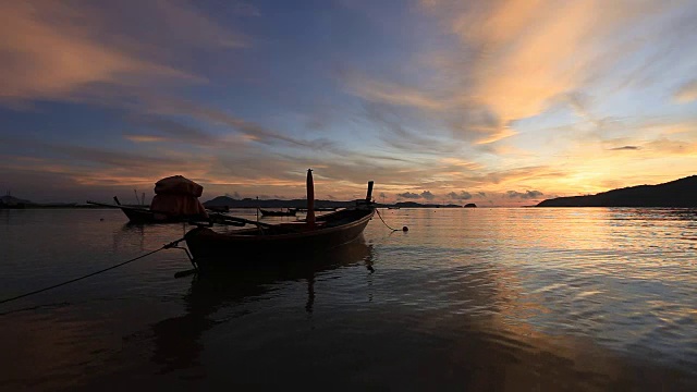 长尾船在海上日出时间视频下载