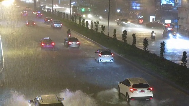 汽车和大雨视频素材