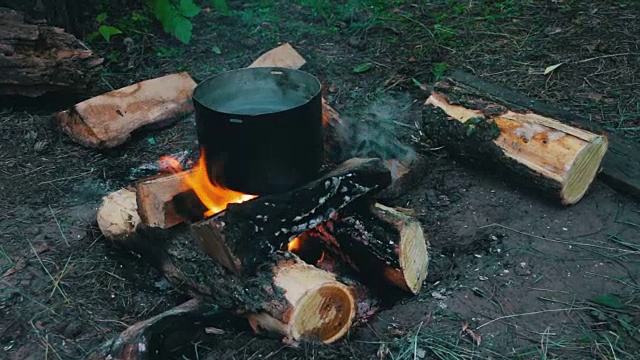 在篝火上做饭视频素材