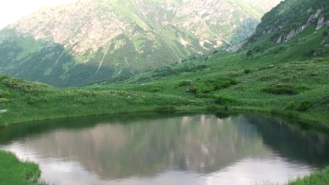 山脚下有湖。高加索山脉的春天。在夜晚倒映在水中。全高清。1920 x1080视频下载