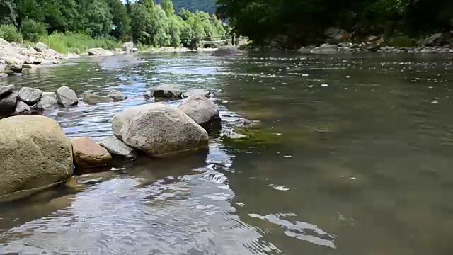 山区河流。视频素材