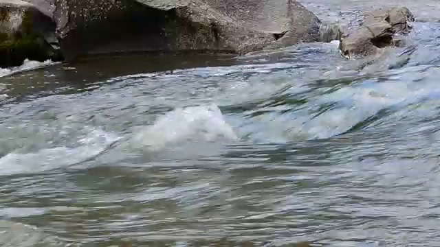 山区河流。视频素材