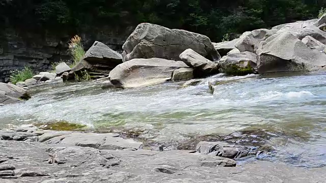 山区河流。视频素材