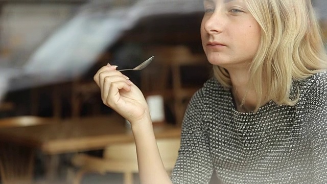 女人在咖啡馆吃美味的蛋糕和喝咖啡视频素材