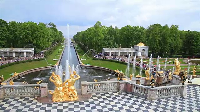 圣Petersburg-Peterhof。喷泉和雕像。视频素材