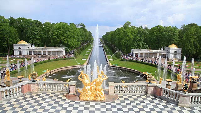 圣Petersburg-Peterhof。喷泉和雕像。视频素材