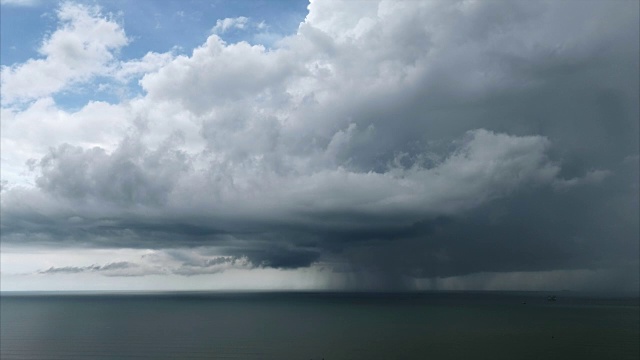 时间流逝的云景和海上的雷暴视频素材