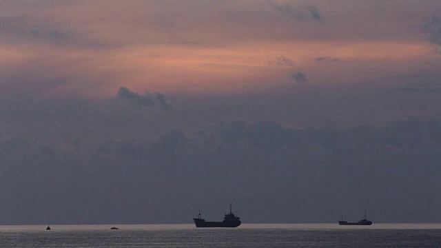 海景。晚霞随着船的消逝而流逝。视频素材