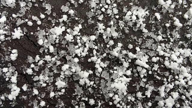 大朵雪花落在树桩上视频下载