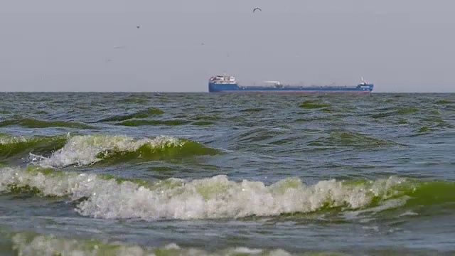 驳船漂浮在海上视频下载