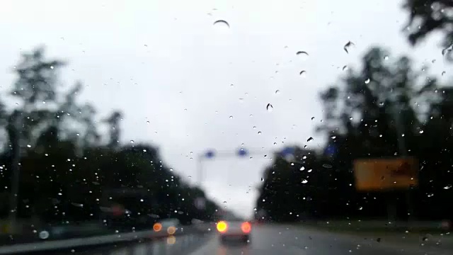 在雨中危险驾驶，车辆超速行驶，能见度低，有发生事故的风险视频素材