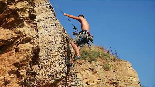 登山者人攀爬视频素材