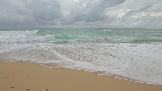 美丽的大海和海滩，黄色的沙滩和蓝色的天空视频下载