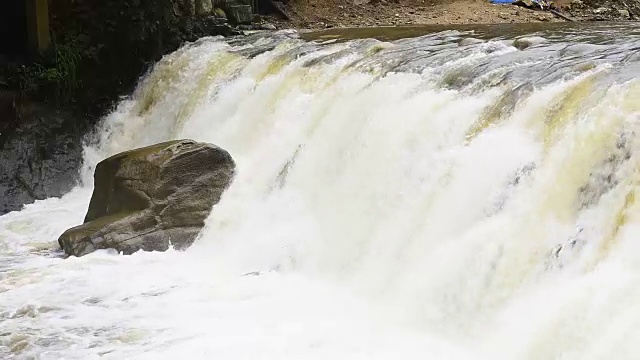 小瀑布在河中-效果缓慢视频素材