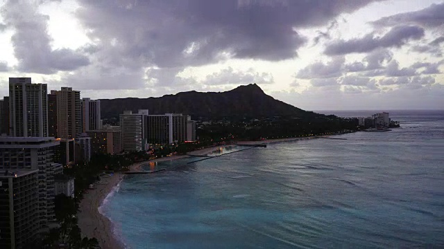 夏威夷怀基基海滩和钻石头的日出景观视频素材