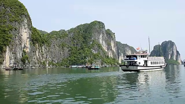 下龙湾是世界自然遗产视频素材