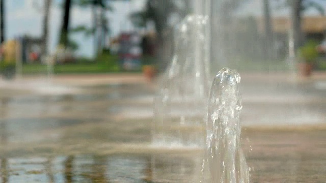 水从地下涌出。水流落到地面视频素材