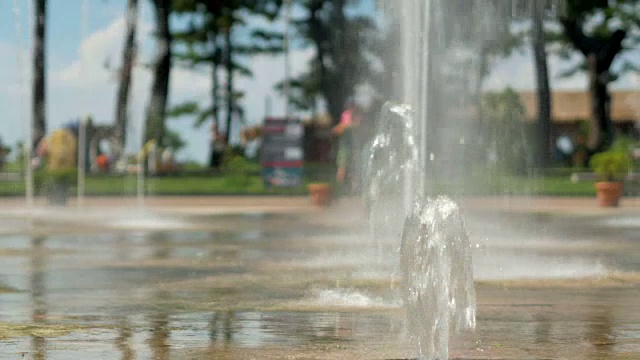 水从地下涌出。水流落到地面视频素材