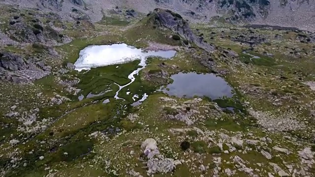 高山上，湖和山峰视频素材