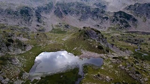 高山上，湖和山峰视频素材