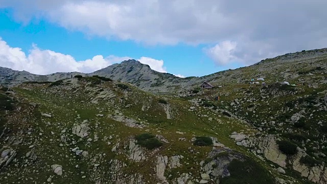 高山上，湖和山峰视频素材