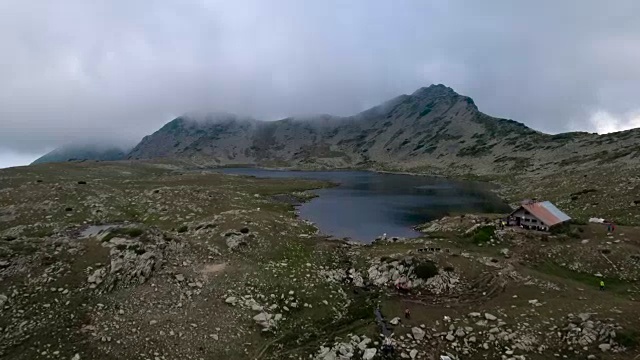 高山上，湖和山峰视频素材