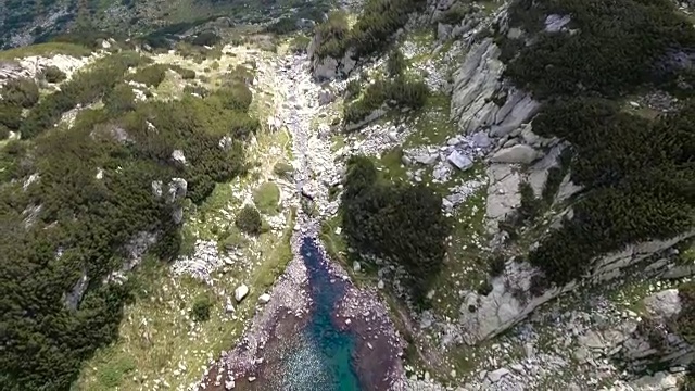 高山上，湖和山峰视频素材