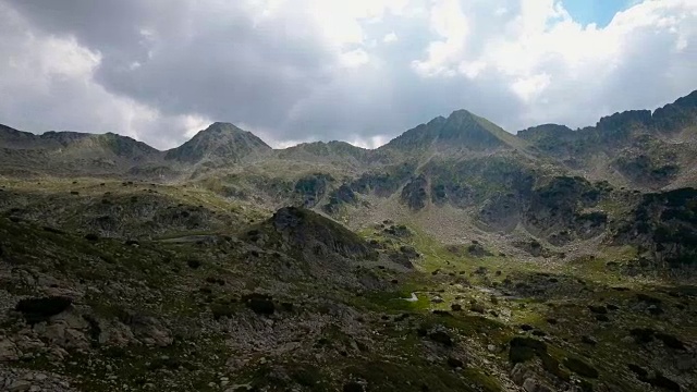 高山上，湖和山峰视频素材