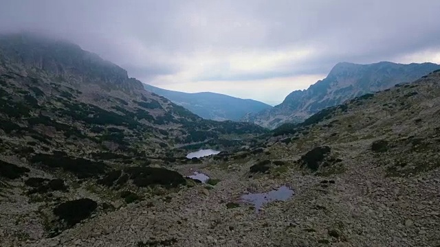 高山上，湖和山峰视频素材