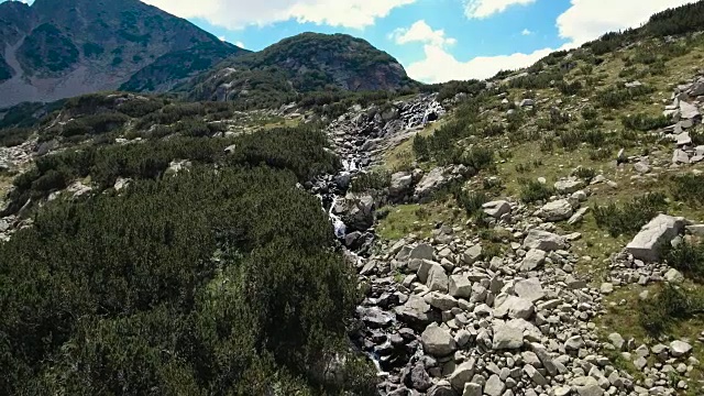 高山上，湖和山峰视频素材