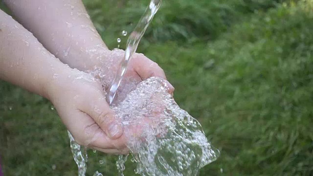 水流进女人的手中视频素材