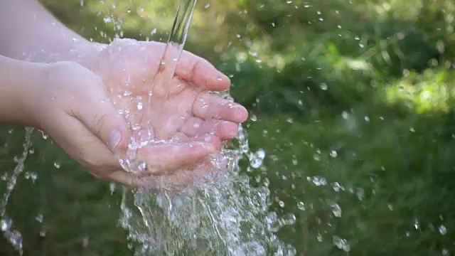 水流进女人的手中视频素材