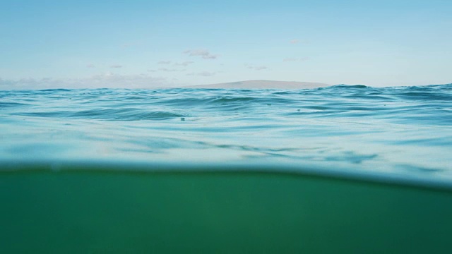 美丽的海洋上面和Bellow Split View视频素材