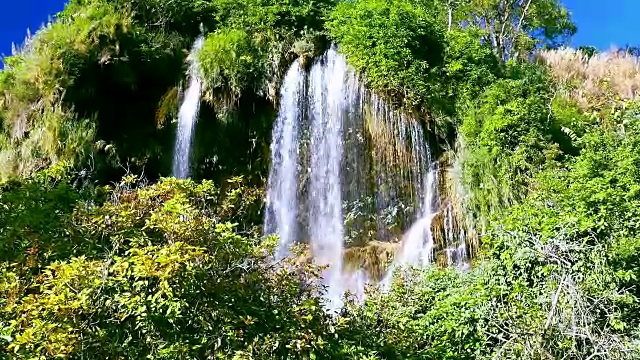 天堂瀑布美丽的旅游景点，在森林自然视点山上视频素材