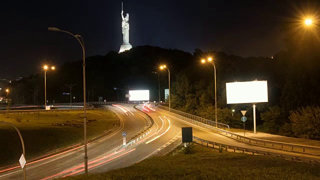 现代城市夜间交通的时间推移视频素材