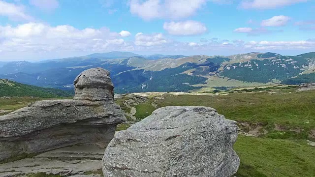 空中飞行在罗马尼亚布吉高原的巴别勒自然纪念碑，倾斜视频素材