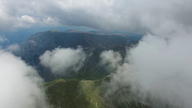 从第一层云层飞行的罗马尼亚布吉山脉鸟瞰图视频素材