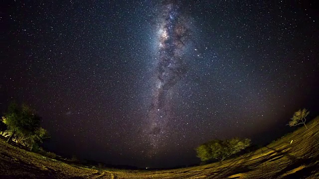 纳米比亚纳米布沙漠外的星空和明亮的银河的明显旋转。鱼眼视图。时间流逝的视频。视频素材