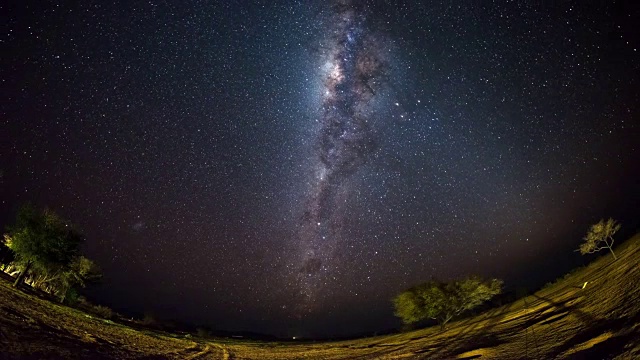 纳米比亚纳米布沙漠外的星空和明亮的银河的明显旋转。鱼眼视图。时间流逝的视频。视频素材