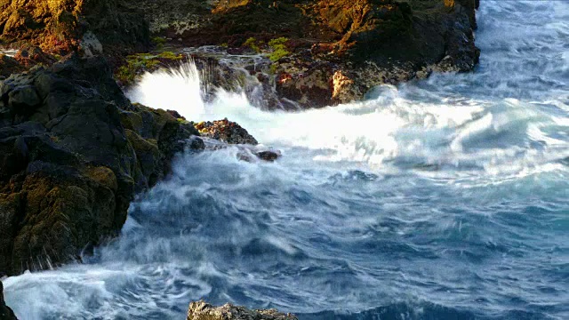 岩石和波浪的细节视频素材